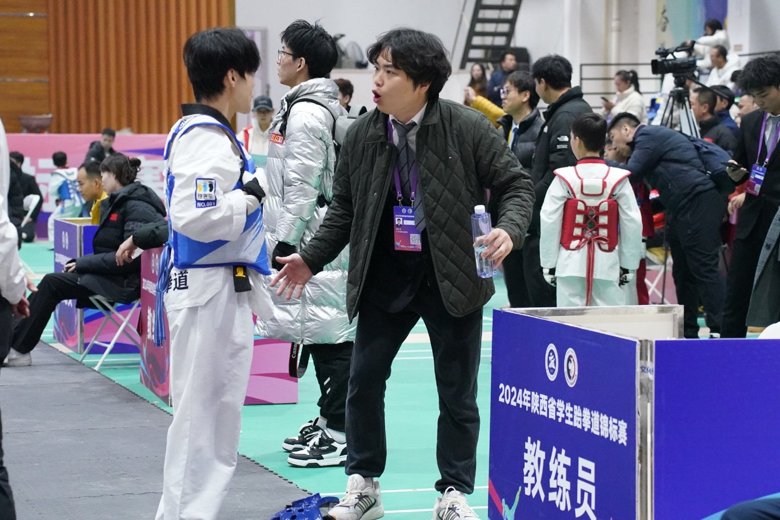 薛仁华馆长在比赛现场指导运动员