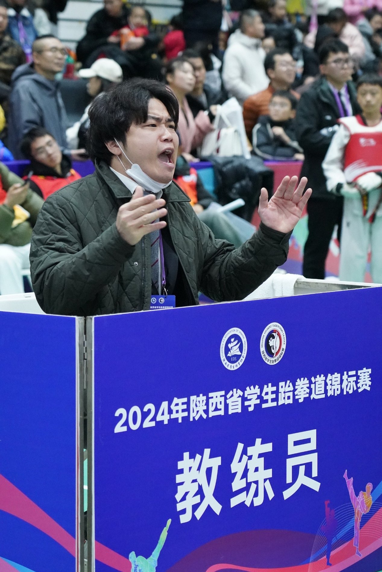 2024年陕西省学生跆拳道锦标赛教练席上的薛仁华馆长